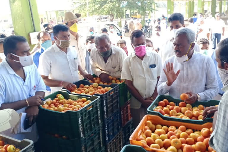 Minister Somasekhar visit Gundlupete APMC market