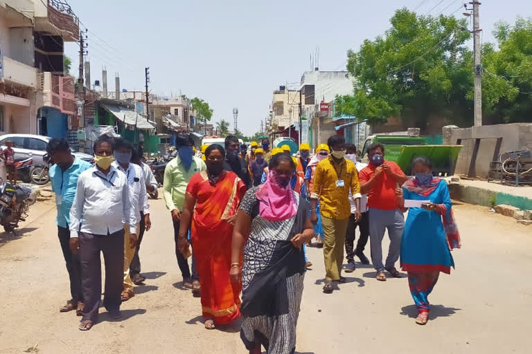 Floral tributes to workers in koppal