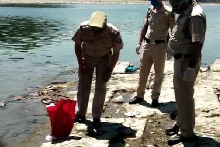 newborn baby body found in Yamuna