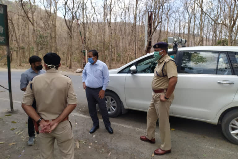 Collector and SP inspect the check post on the border of the district