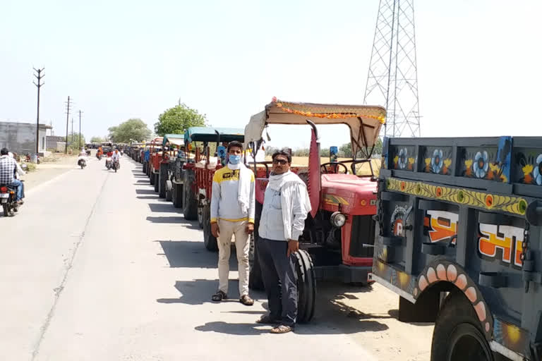 Three kilometer long line at wheat procurement center