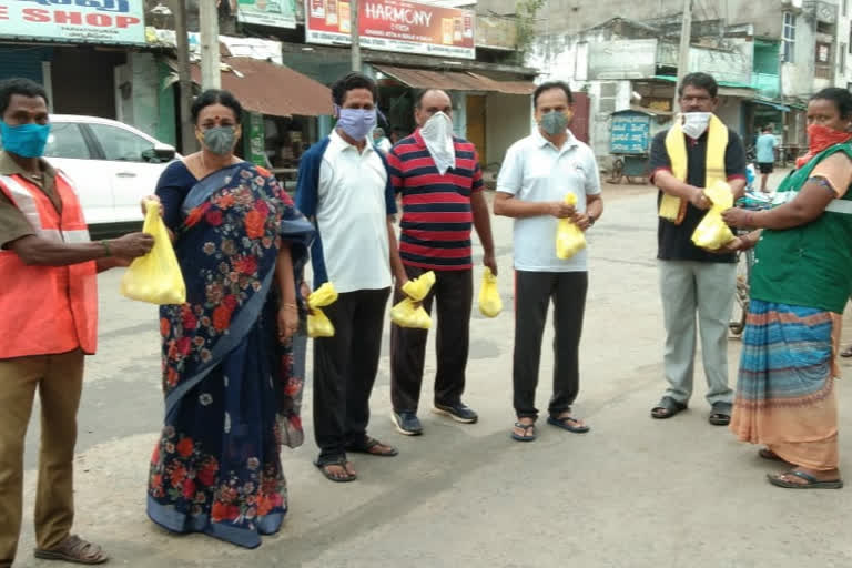 parvatipuram tdp leaders distribute essentials to sanitary workers