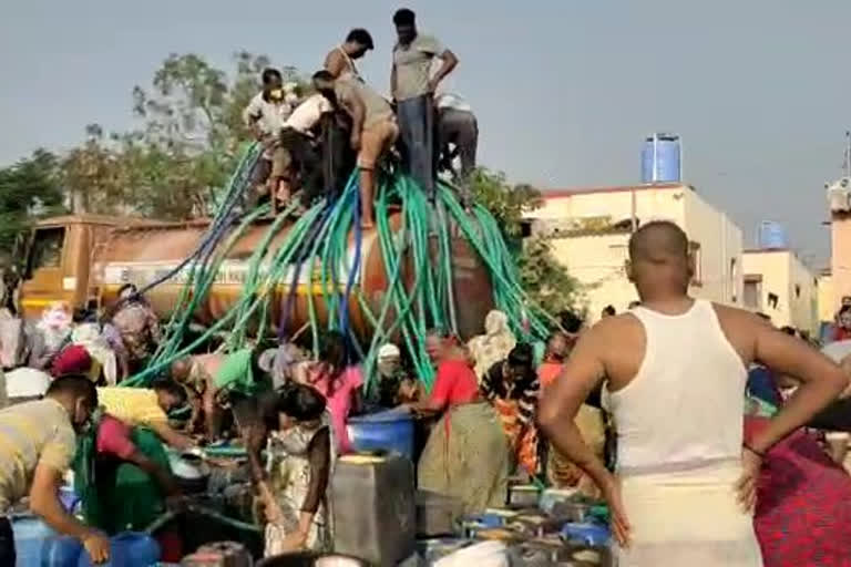 people breaking social distance rule due to water crises in Pune