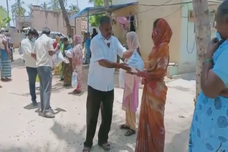 dmk members given relief items to  kirushnagiri people