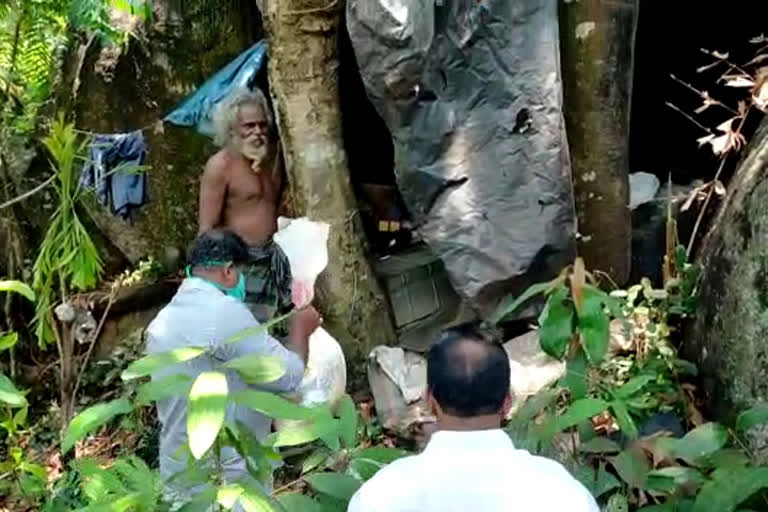 kulakkada grama panchayath vice president food distribution  ഭക്ഷണകിറ്റ് വിതരണം  കിറ്റ് വിതരണം  കൊല്ലം  കൊല്ലം കുളക്കട  kulakkada grama panchayath  food distribution