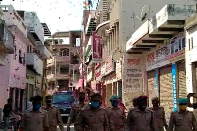 पुलिसकर्मियों पर फूल की बारिश