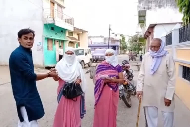 Anganwadi workers are distributing door-to-door Ayurvedic medicines in raisen