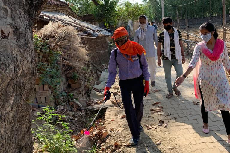 कोरोना से बचाव के लिए ग्राम प्रधान ने पूरे इलाके को कराया सैनिटाइज