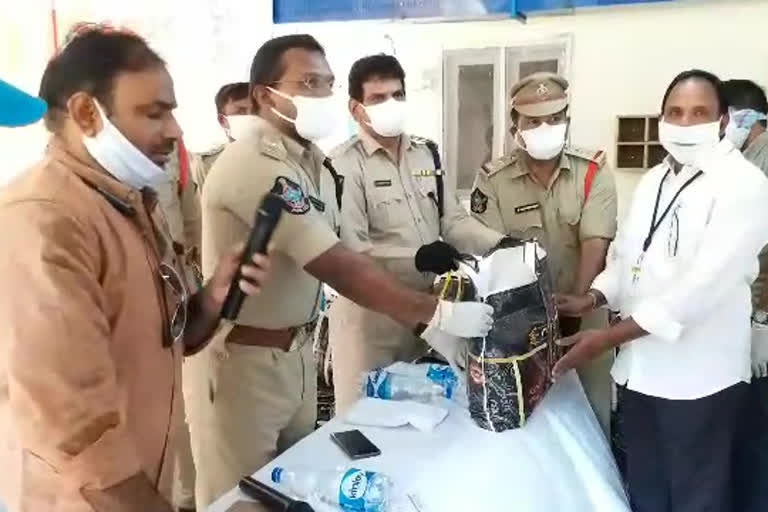 kadapa sp distributing essential goods to journalists