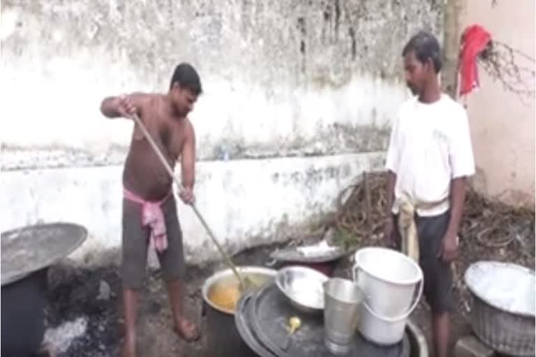 paralakhemundi-municipal-council-distributes-cooked-food-to-the-needy