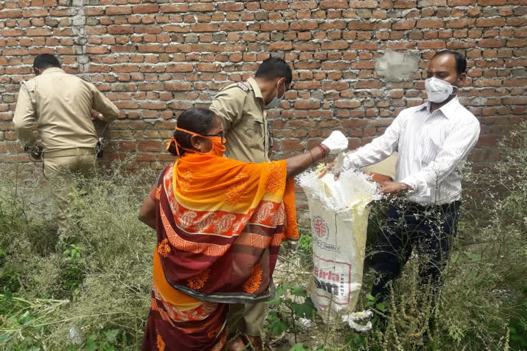 पार्षद और पुलिस की टीम ने चूहों को पकड़ा.