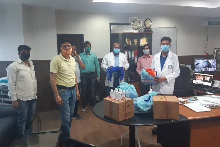 Govind Thakur distributed masks and sanitizers to doctors in hospital nerchowk mandi