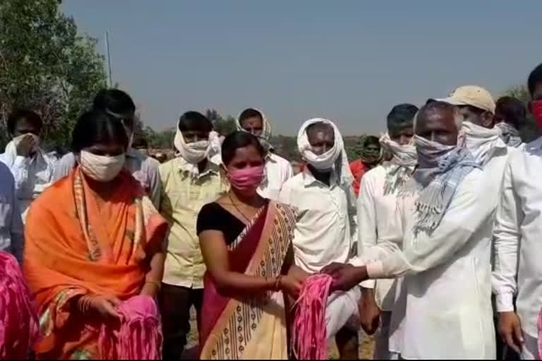 MASK DISTRIBUTION TO LABOUR ON THE OCCASION OF CM KCR MARRIAGE ANNIVERSARY