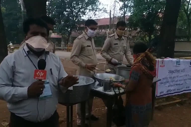 Police feeding poor people during