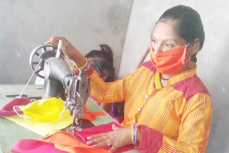 morbi women make homemade mask