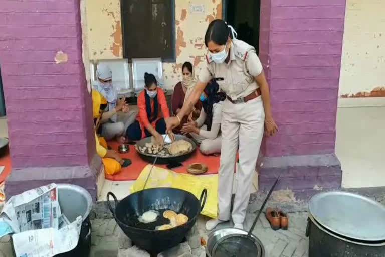 Palwal women police distributing food to the poor