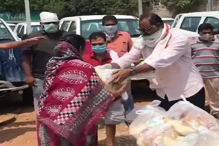 groceries distribution to migrant labours in hyderabad