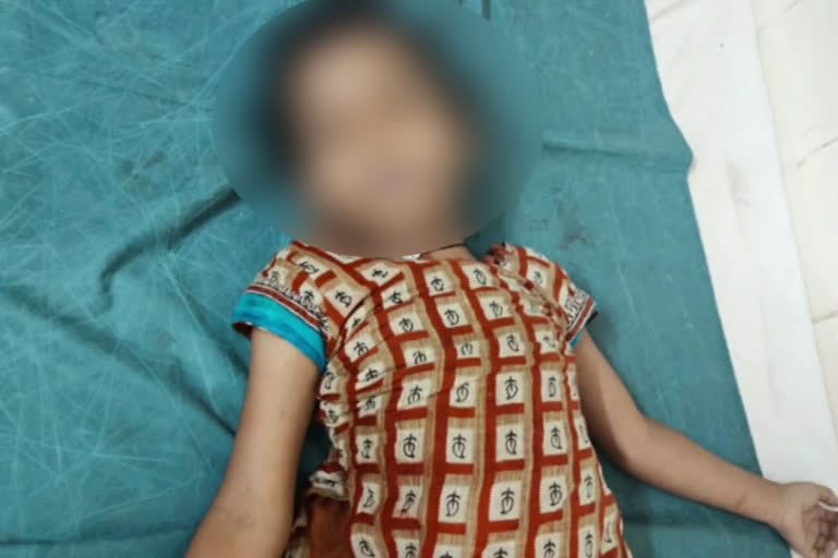 A seven-year-old child's deid due to saree in khammam