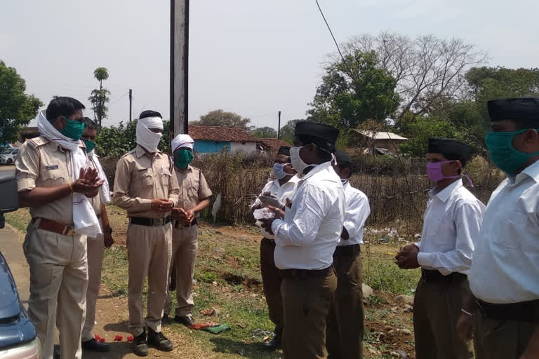 Mehdwani RSS officials showered gratitude by showering flowers with Corona warriors