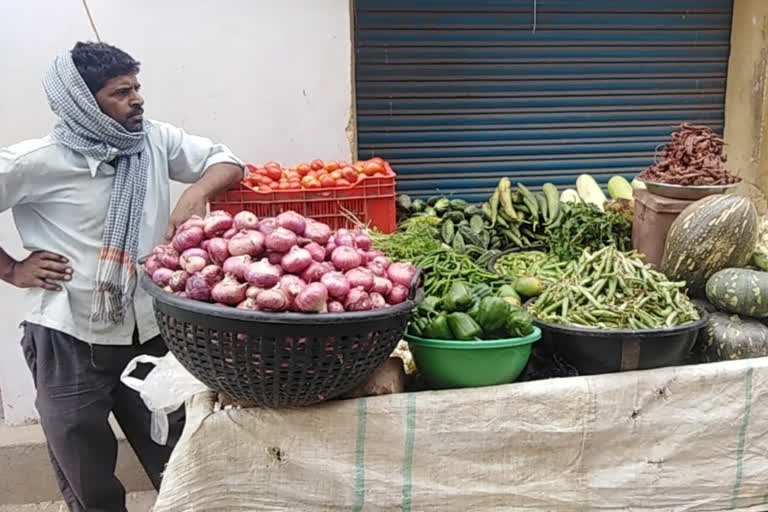 पुस्तैनी काम छोड़ कर बेच रहे सब्जियां.