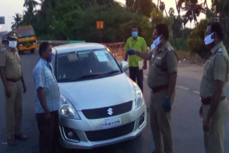 போலி அடையாள அட்டை ஒட்டிவந்த காரை பறிமுதல் செய்த காவல் துறையினர்