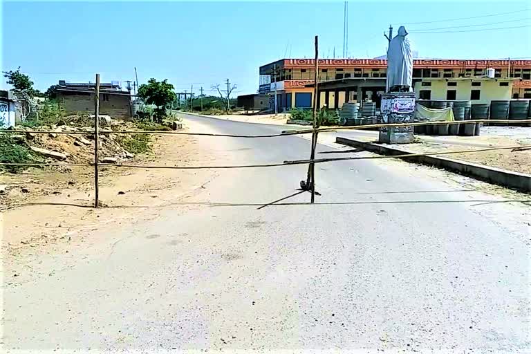 polices-arranged-barricades-at-makthal-town