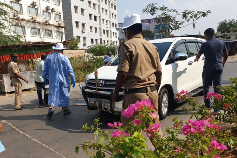 ఎస్పీ కారును ఢీకొన్న ద్విచక్రవాహనం