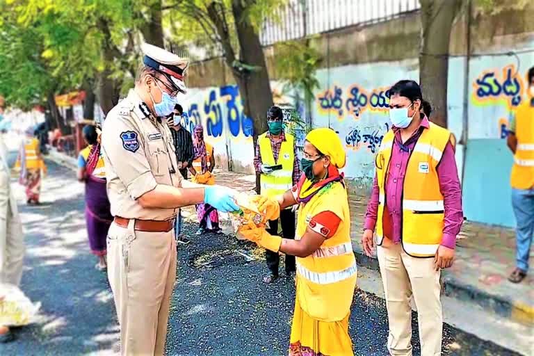 cp-anjani-kumar-distribute-biscuits-and-juices-to-ghmc-workers