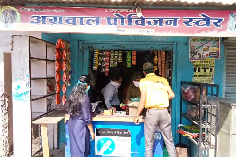 shops-opened-without-permission-get-closed-by-the-administration-in-neemuch