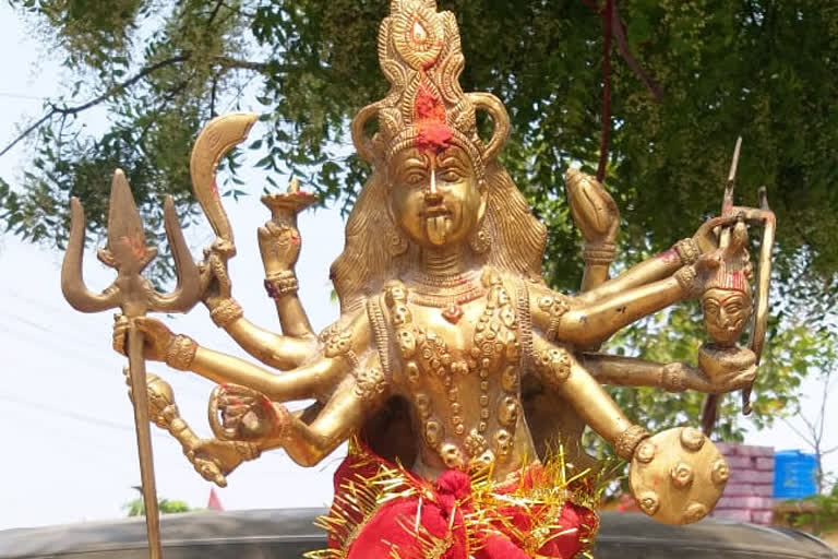 People wished to get rid of corona virus by brass statue in Kali temple.