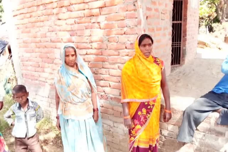 ग्रामीण महिलाओं ने ग्राम विकास अधिकारी पर लगाया धन उगाही करने का आरोप