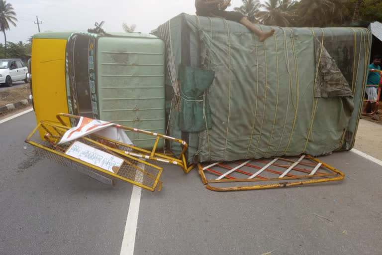 tempo  accident in mandya