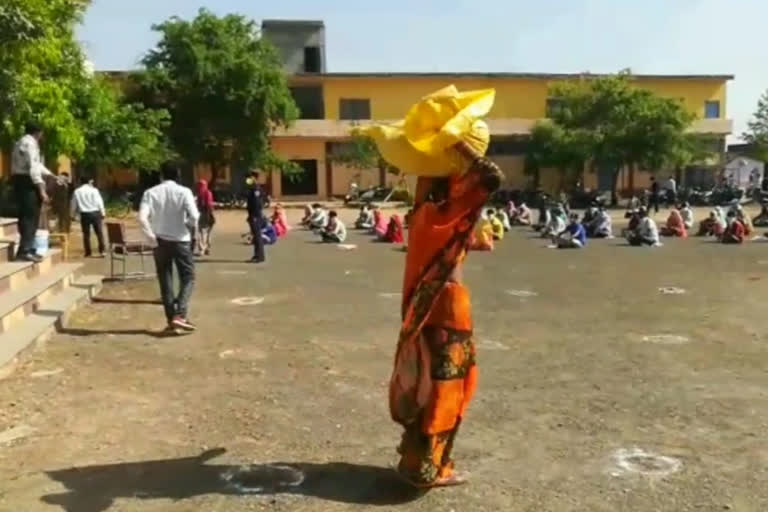 प्रतापगढ़ न्यूज, प्रतापगढ़ में कोरोना का असर, प्रतापगढ़ प्रशासन ने बांटी राशन सामंग्री, pratapgarh news, effect of corona in pratapgarh