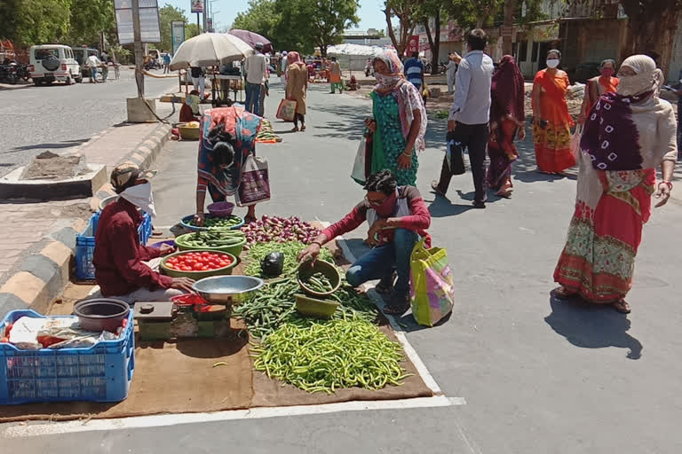 જસદણ શાકમાર્કેટના વેપારીઓને સોશિયલ ડિસ્ટન્સ સાથે નવી જગ્યા ફાળવી