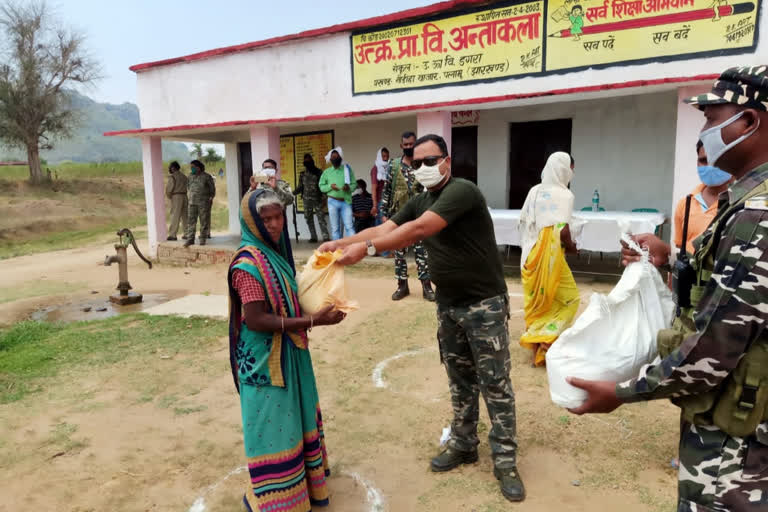 जरूरतमंदों को राहत साम्रगी वितरित