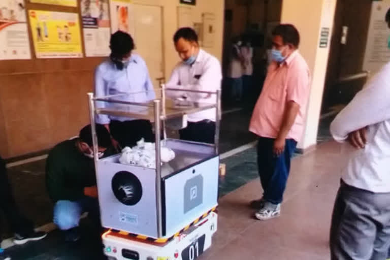 robot used in hospital in gurugram to give medicine and food to the corona patient