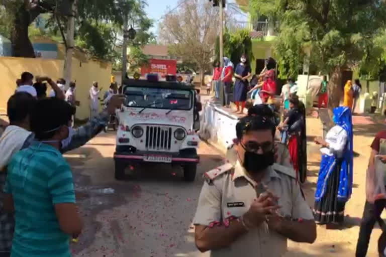 Corona warriors welcomed flowers, कोरोना योद्धाओं पर पुष्पवर्षा