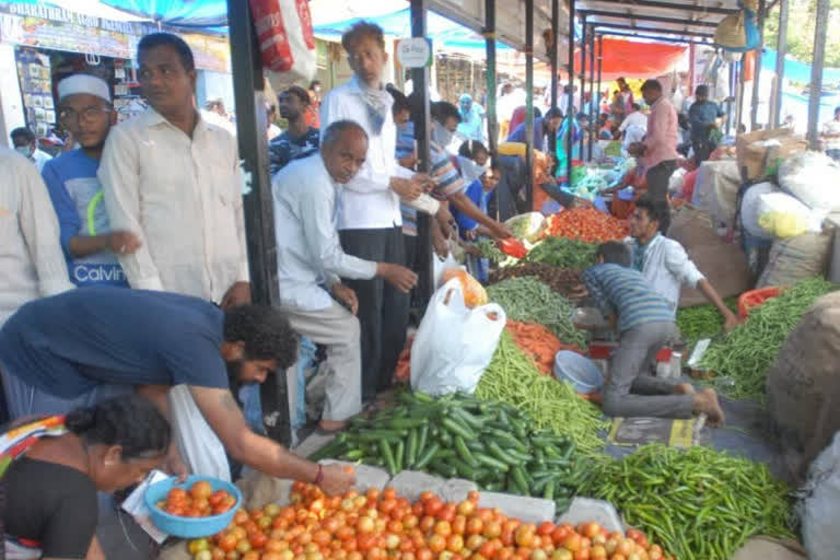 300 Shops Shut In Delhi's Azadpur  Mandi After COVID-19 Death