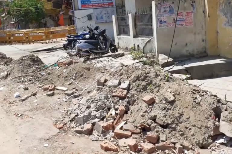 Sewage construction waste Chhatarpur during lockdown