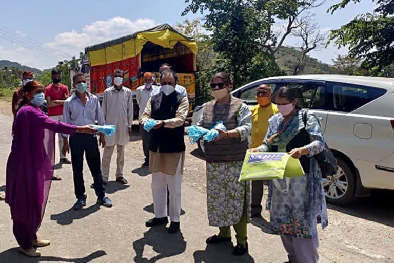 rajeev saizal distributing mask in solan