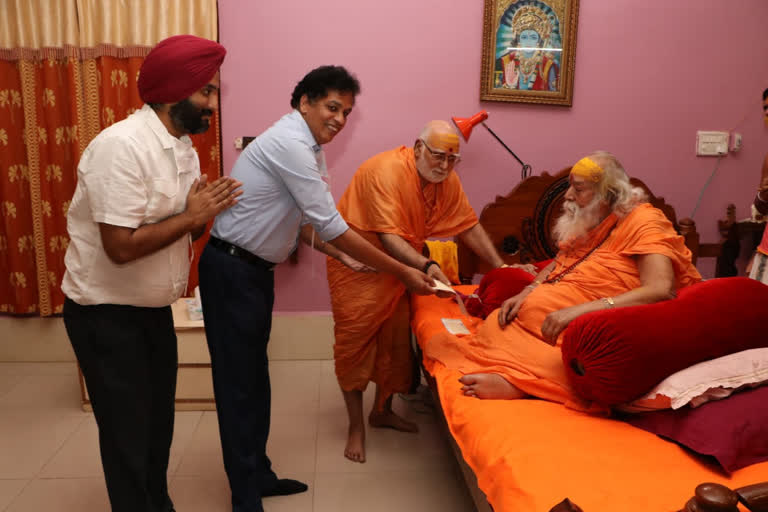 Jagadguru Shankaracharya Swami Swaroopanand Saraswati gave five lakh rupees to the Prime Minister's Cares Fund