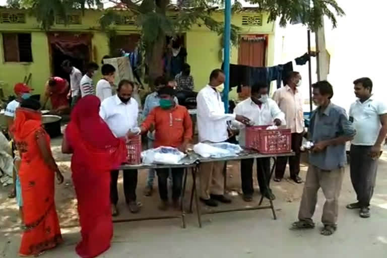 1000 FOOD PACKETS DISTRIBUTION IN JEEDIMETLA DIVISION