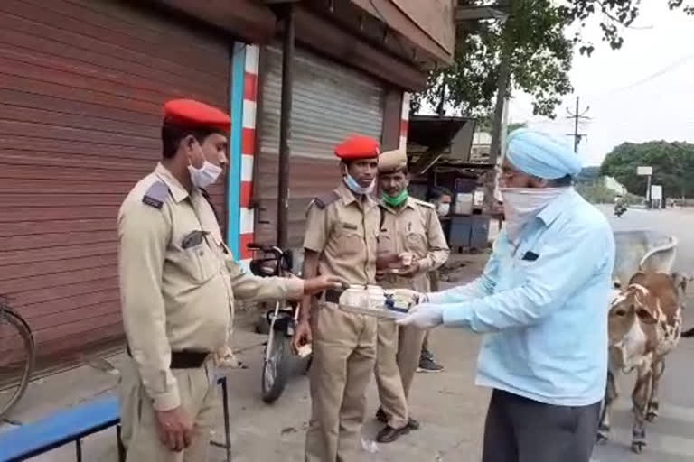 men gives tea to policemen every day