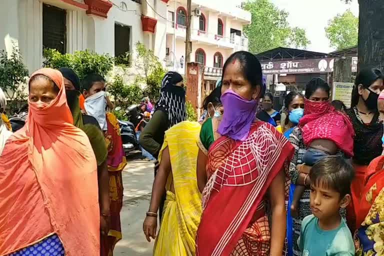 women-surrounded-municipal-corporation