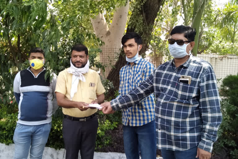 11 thousand rupees given to food distribution organization on the occasion of birth day