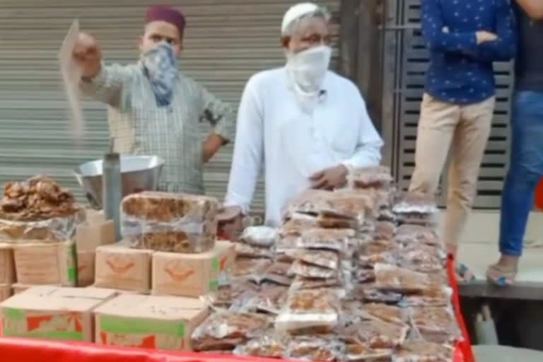 Shopkeepers decorated for Ramadan are not getting customers in ghaziabad