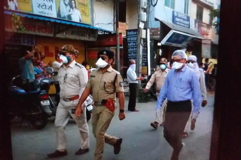 people-welcomed-policemen-in-lock-down-in-indore