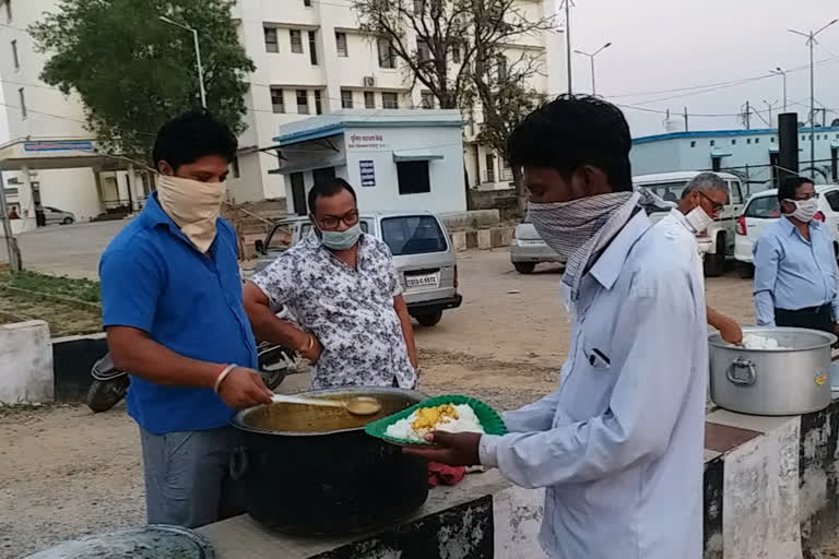 Nature Club of Surajpur distributing free food to patient's families