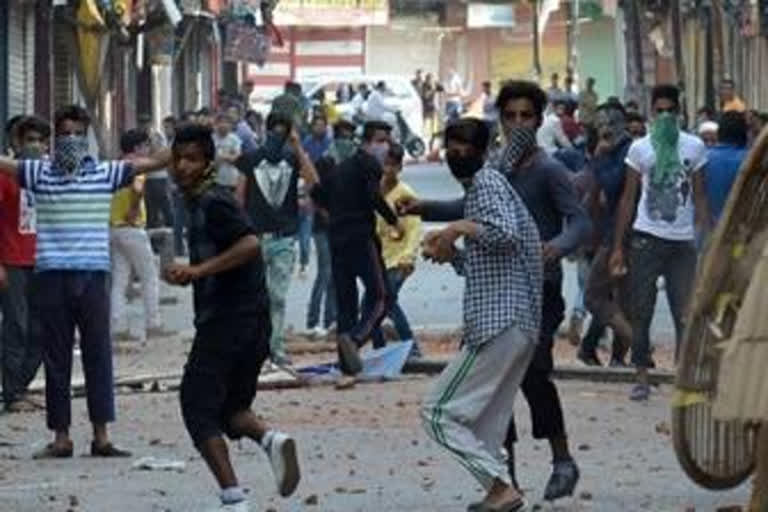 Three cops injured in stone pelting by mob in Jharkhand