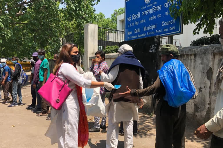 যুৱ কংগ্ৰেছৰ উপ-সভাপতি অংকিতা দত্তৰ বিনামূলীয়া খাদ্য বিতৰণ